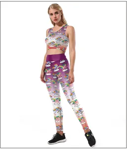 Détail d'un ensemble sport extensible avec motif licorne arc-en-ciel et dégradé violet