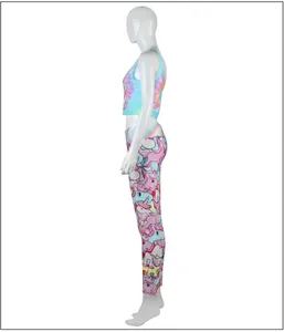 Detailansicht des Batik-Yoga-Sets mit Einhorn-Prints auf dehnbarer High-Waist-Leggings