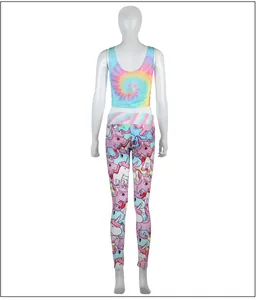Detailansicht der Einhorn-Leggings und des Batik-Sport-Oberteils für Damen