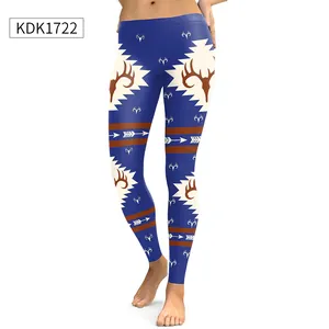 Gros plan détaillé du legging bleu foncé avec motifs bois de cerf et géométriques