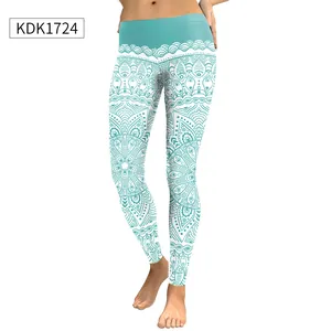 Détail de legging à imprimé mandala montrant des motifs floraux bohèmes sur le tissu bleu