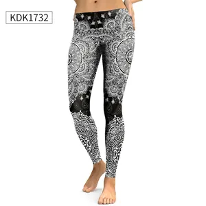 Gros plan du motif floral mandala noir et blanc sur les leggings de sport élastiques