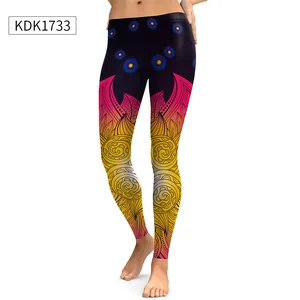 Détail du legging de yoga extensible avec tissu bleu et motif de flamme mandala