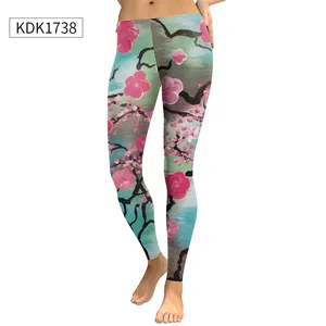 Gros plan de leggings élastiques avec imprimé fleurs de cerisier et dégradé bleu-vert