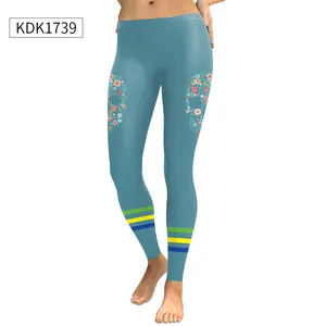 Détail du legging de yoga bleu brume avec motif tête de mort fleurie et rayures aux chevilles