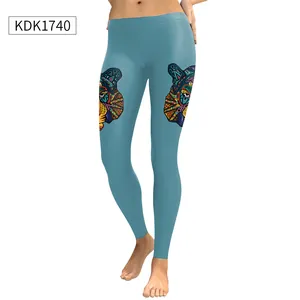 Détail de l'imprimé tête de tigre artistique sur le legging taille haute bleu