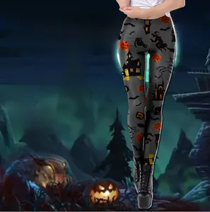 Dettaglio di leggings di Halloween elasticizzati con stampe digitali di zucca