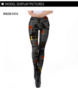 Dettaglio di leggings di Halloween con motivi di zucche e castelli per donne