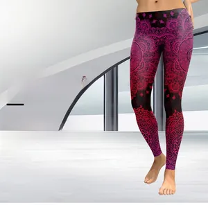 Dettaglio dei motivi mandala rossi e viola sui leggings neri con stampa digitale