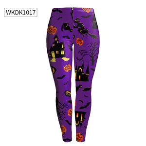 Dettaglio dei leggings di Halloween con stampa di zucca e strega su tessuto viola
