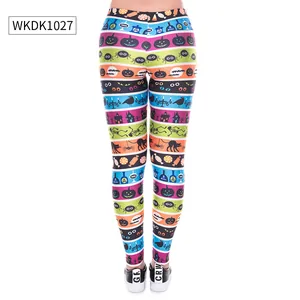 Dettaglio dei leggings di Halloween con stampa di zucche, teschi e pipistrelli su tessuto nero
