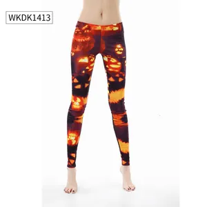 Dettaglio delle stampe Jack-o'-lantern su leggings viola elastici a tema Halloween