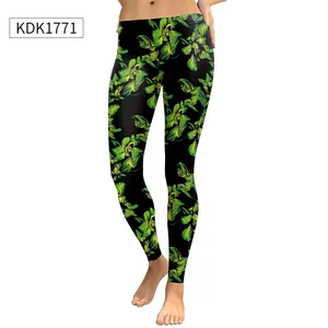 Vista dettagliata della stampa floreale di orchidee verdi su leggings da yoga neri a vita alta