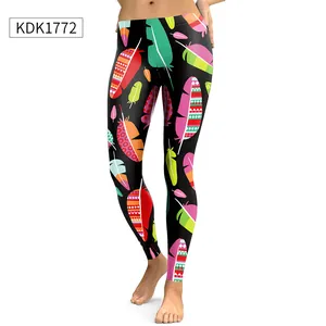 Dettaglio di legging ad alta elasticità con stampe tribali piumate su tessuto nero
