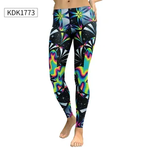 Dettaglio di leggings a vita alta con stampa floreale neon e motivo a base celeste
