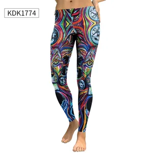 Dettaglio dei leggings con stampa digitale vivace, motivi a testa di leone e vita alta