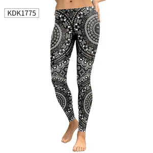 Dettaglio della stampa mandala con gufo bianco e nero su leggings elasticizzati