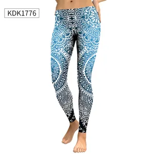 Dettaglio dei motivi mandala e della sfumatura blu-bianca sui leggings elasticizzati