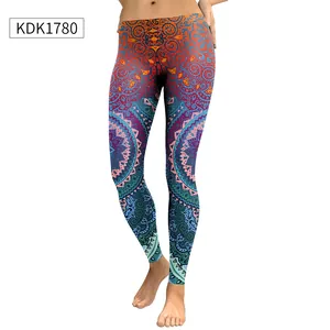 Dettaglio dei leggings yoga a vita alta con stampa digitale a fiori mandala vivaci