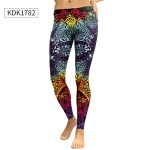 Dettaglio dei leggings a vita alta con stampa mandala colorata e motivi sfumati arcobaleno