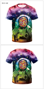 Détail du t-shirt astronaute imprimé 3D montrant le design galaxie coloré recto verso