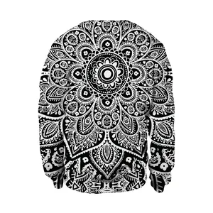 Λεπτομέρεια ασπρόμαυρου mandala print σε μακρυμάνικη μπλούζα με ελαστικές μανσέτες