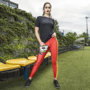 Set da calcio maschile con maglia nera e leggings con motivi rosso giallo sportivi