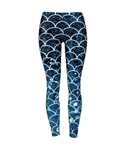 Détail macro du motif d'écailles de sirène 3D bleu foncé sur le legging élastique