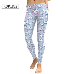 Detail van de blauwe legging met schattig alpaca- en roze hartpatroon op de stof