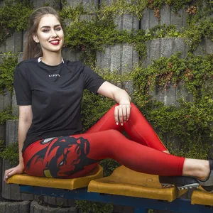 Set sportivo da donna con t-shirt nera con logo e leggings rossi con stampa grafica
