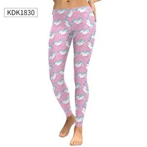 Detailweergave van de high-waist legging met kleurrijke eenhoorn digitale prints