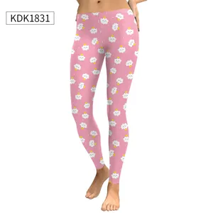 Detailopname van roze leggings met cartoon wolkenpatronen en gouden kroon-elementen
