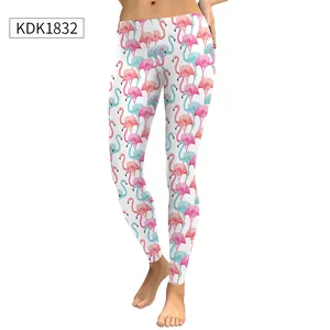 Macro-opname van de high-waist yoga legging met levendige roze flamingo digitale prints