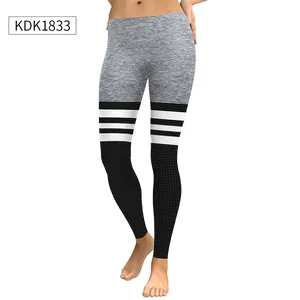 Detail van de slim-fit legging met grijze patchwork en witte stippen op zwarte stof