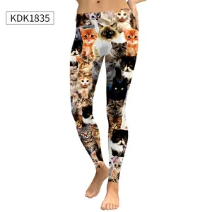 Detail van de digitale kattenprint op de nauwsluitende elastische legging voor dames