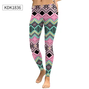 Detail van high-waisted leggings met levendige boheemse geometrische digitale kattenprints