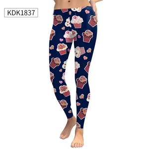 Detail van een high-waisted legging met kleurrijke cupcakes en roze hartjes digitale print