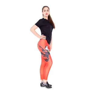 Dettaglio dei leggings sportivi rossi con grafiche stampate di toro e calcio per donne