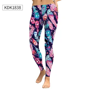 Detailopname van de levendige verenprint op de blauwe yoga-leggings met hoge elasticiteit