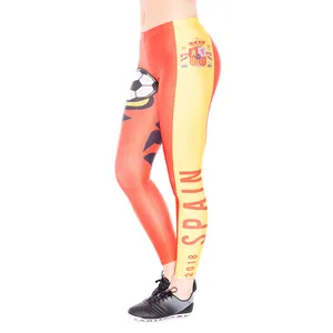Dettaglio dei leggings da calcio della Spagna con stemma e loghi sportivi stampati