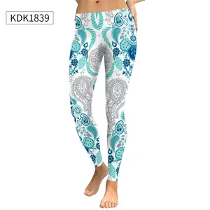 Detailweergave van dames yoga-leggings met blauwe paisley- en verenpatroonprint