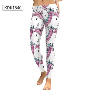 Detail van high-waist legging met cartoon eenhoornprint op zeer elastische witte stof
