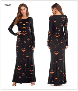 Vista delantera y trasera del vestido largo de Halloween con estampado de calabaza naranja