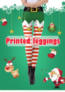Detail van kerstleggings met feestelijke prints en rood-wit gestreepte patronen