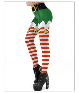 Detail van kerstleggings met groene riemopdruk en rood-wit horizontaal gestreepte benen