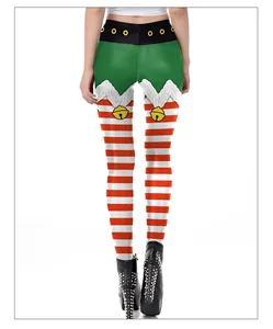 Achteraanzicht van feestelijke kerstleggings met rood-witte strepen en bellenbedrukking