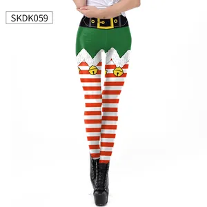 Detail van kerst-elf legging met rood-witte strepen en een geprinte riem met gesp