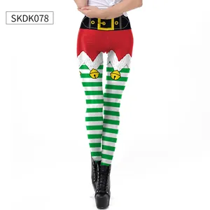 Detailweergave van de kerstlegging met rood-witte strepen en een feestelijk patroon