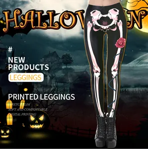 Dettaglio dei leggings di Halloween con stampa a scheletro realistica e accento di rosa rossa