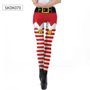 Detail van kerstlegging met rood-witte strepen en bedrukte riem voor dameskleding